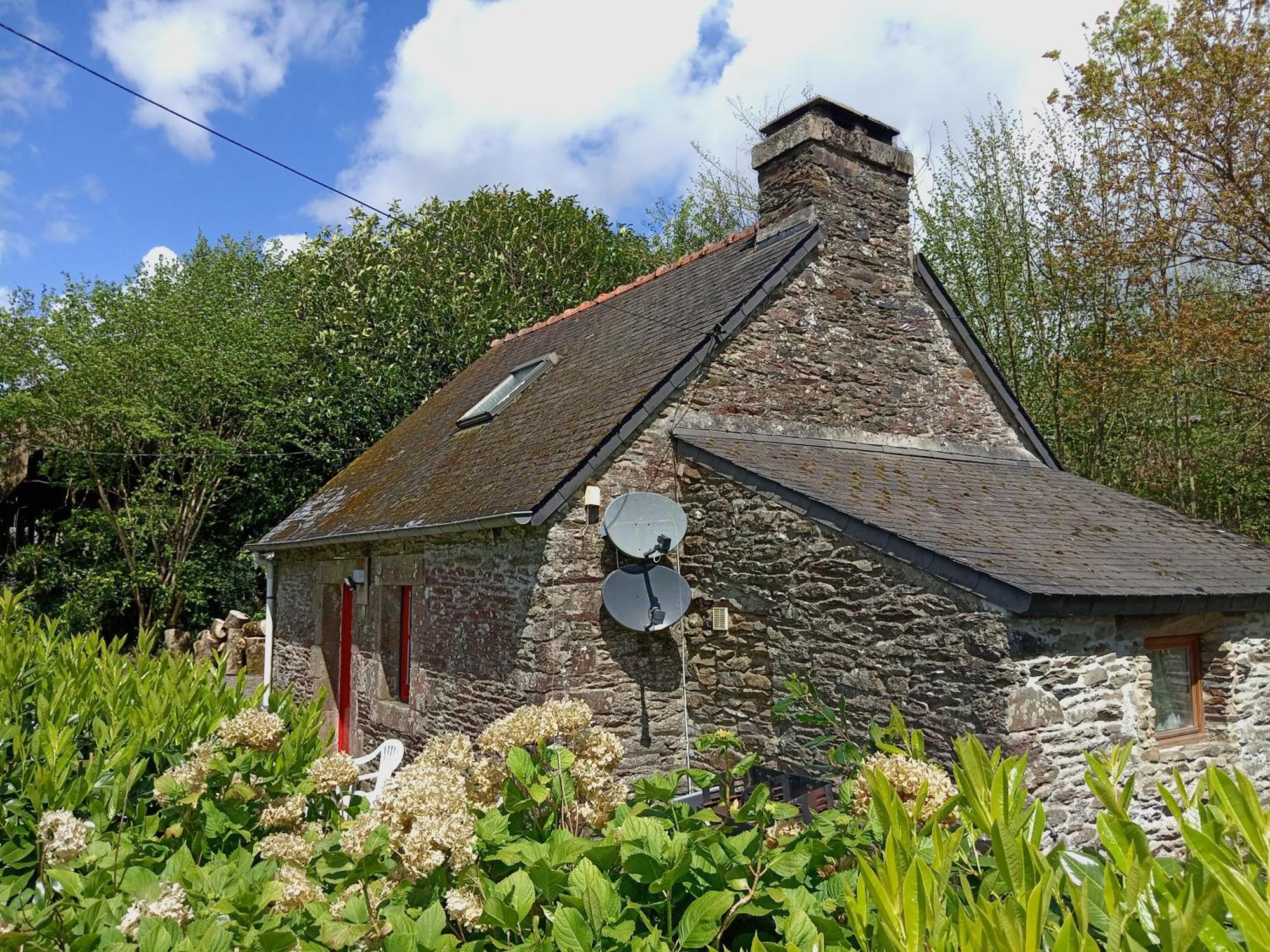 Character Breton Cottage Каре-Плугер Екстериор снимка