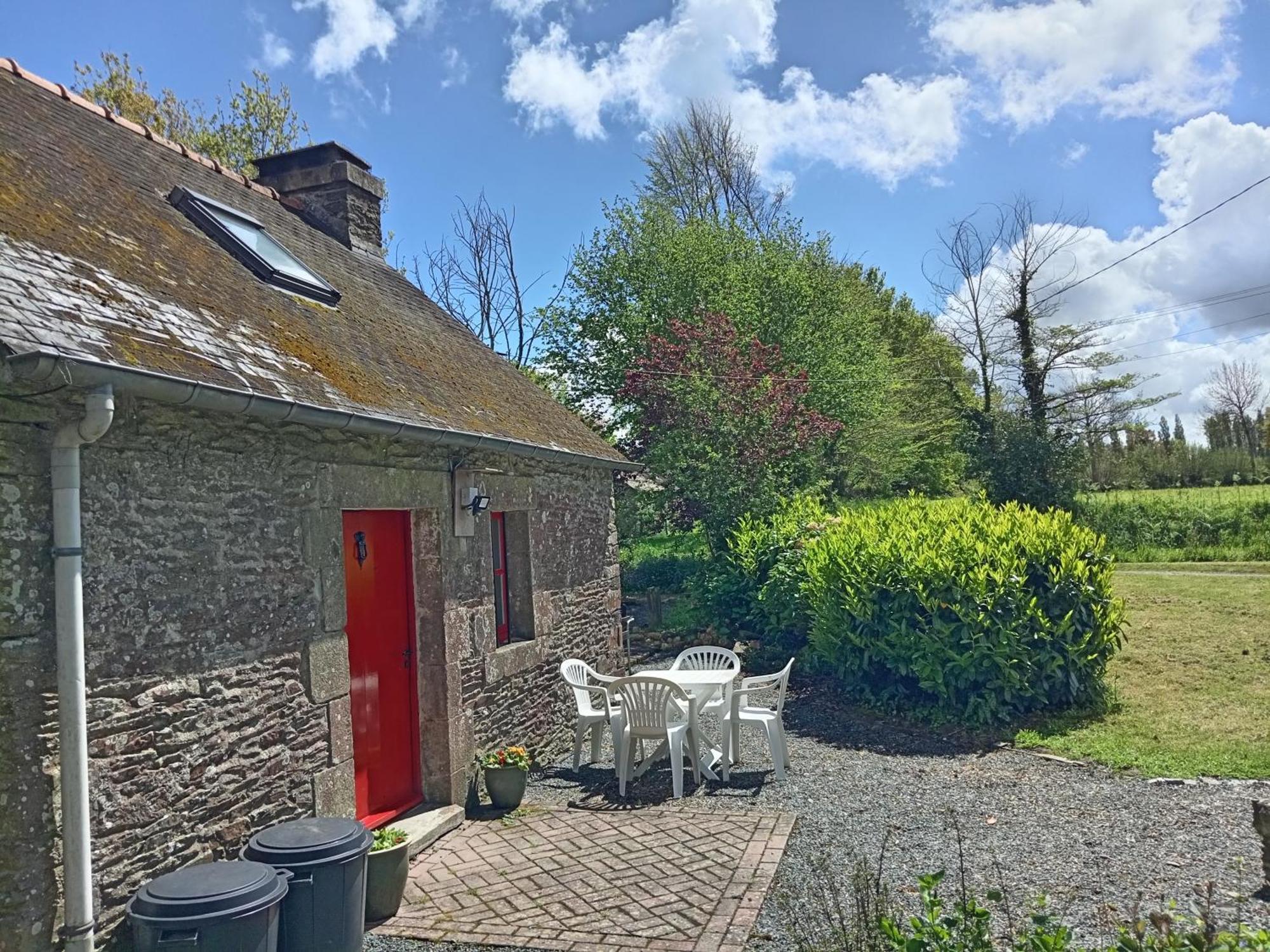 Character Breton Cottage Каре-Плугер Екстериор снимка